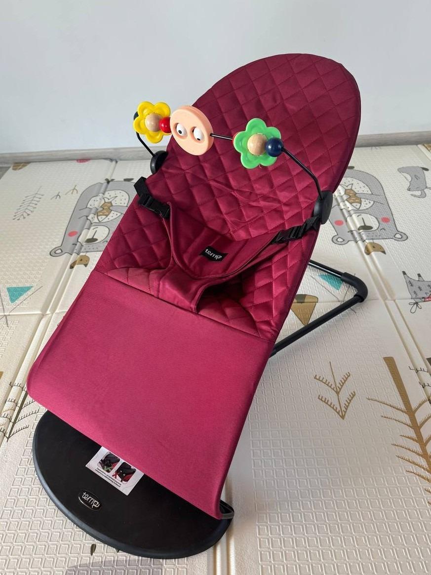 Дитячий шезлонг (крісло-гойдалка) Terrio бордовий + дуга з іграшками в подарунок