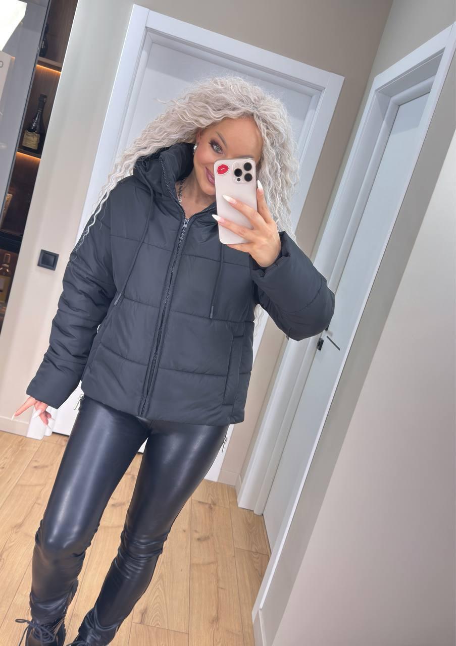 Жіноча зимова об'ємна куртка з капюшоном і куліскою — чорний і молочний, розміри S, М, L, XL, фото 1