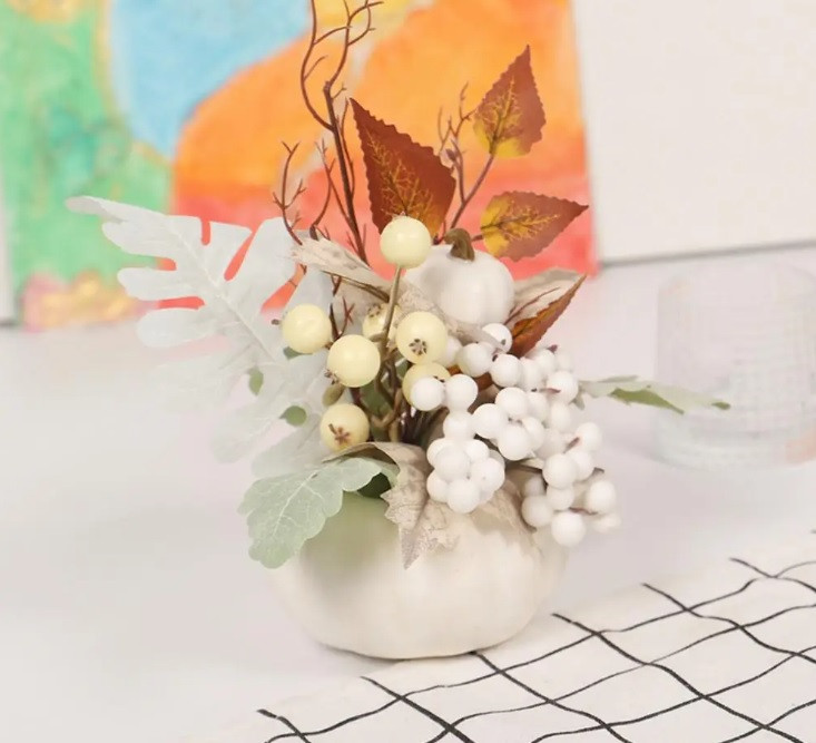 Осінній букетик зі штучним кленовим листям, гарбузом, горобиною 13 см