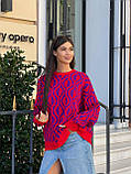 Червоно-фіолетовий жіночий светр оверсайз з абстрактним принтом, фото 2