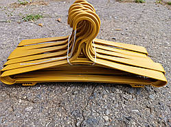 Плічка вішалки для верхнього одягу пісчаного кольору