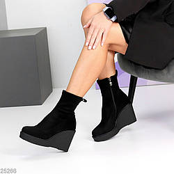 Елегантні м'які чорні замшеві черевики на танкетці