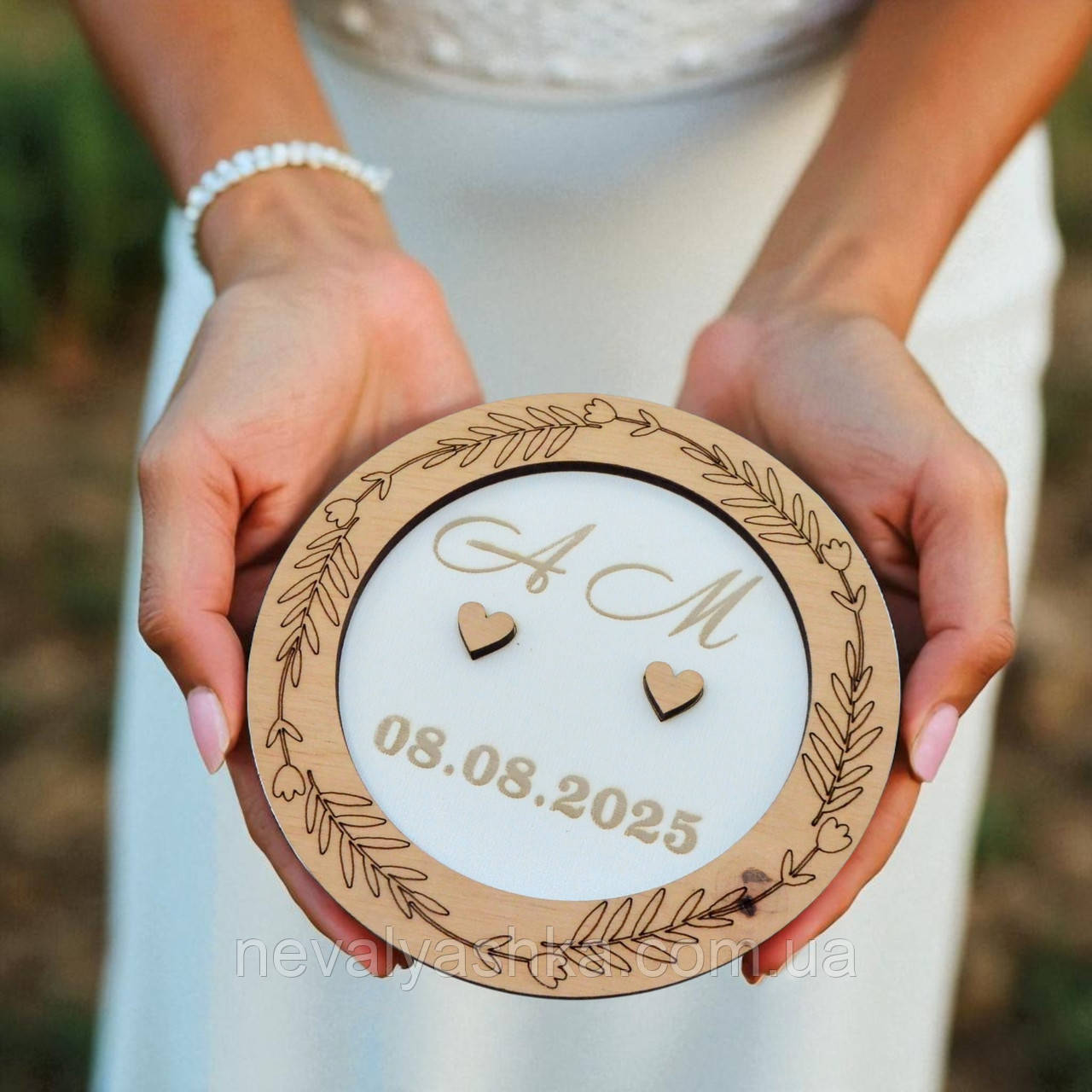 Весільна Підставка для Обручок з Ініціалами та Датою 12,5 см, Іменна Гравіювання Кругла Дерев'яна Основа для Каблучок на Весілля