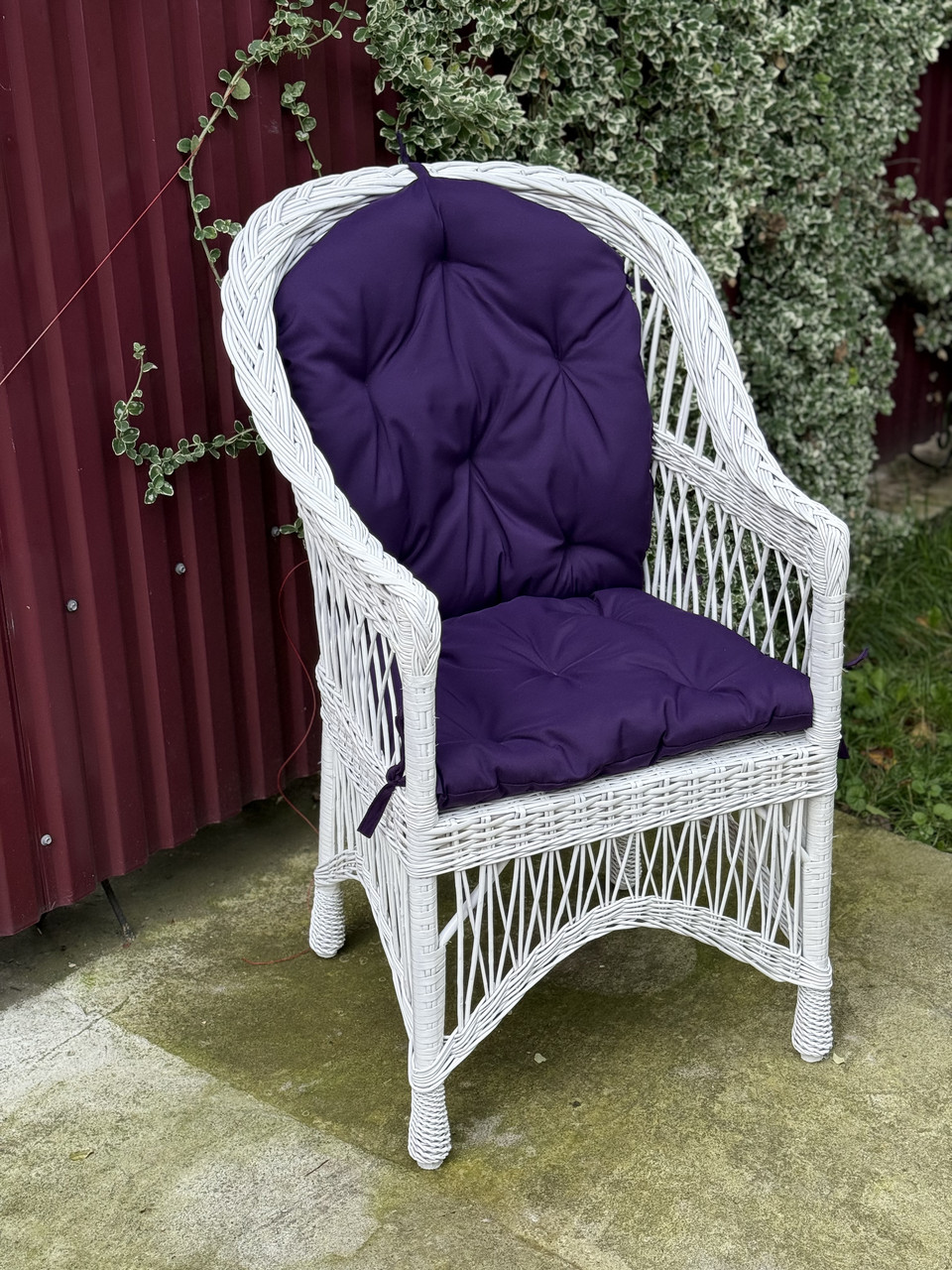 Плетене крісло в білому кольорі в наборі з мʼяким матрасом