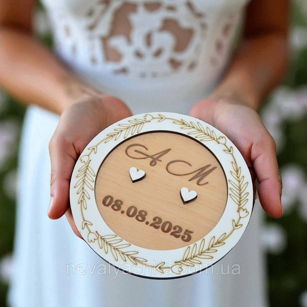 Весільна Підставка для Обручок з Ініціалами та Датою 12,5 см, Іменна Гравіювання Кругла Дерев'яна Основа для Каблучок на Весілля