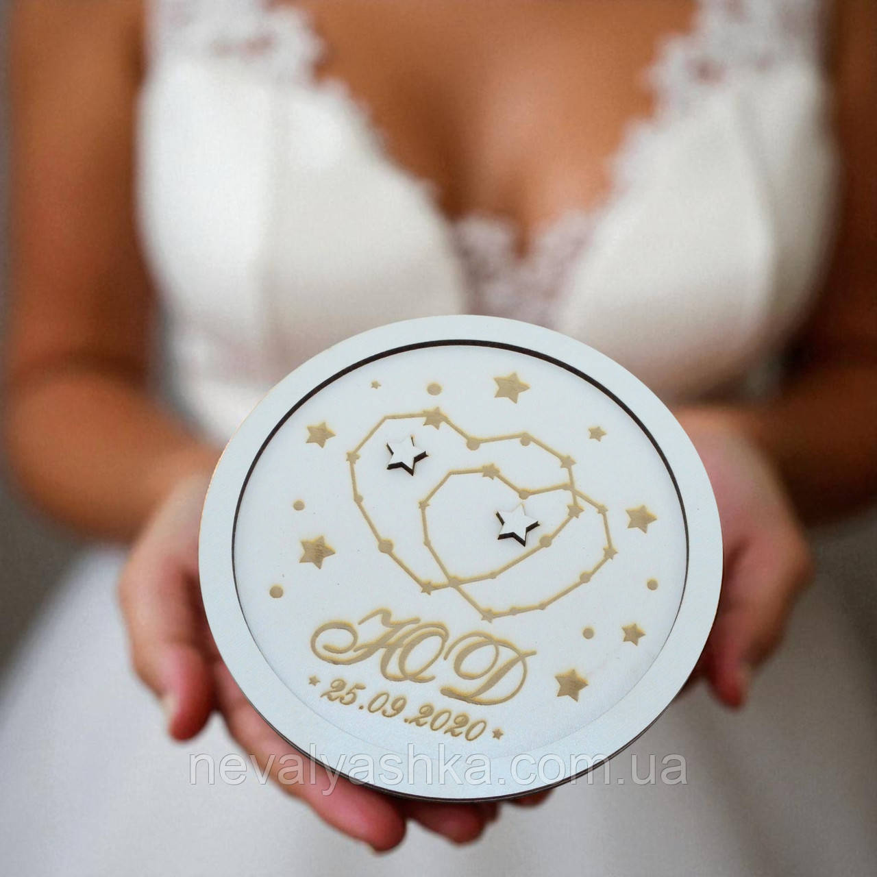 Весільна Підставка для Обручок з Ініціалами та Датою 13 см, Іменна Гравіювання Кругла Дерев'яна Основа для Каблучок на Весілля