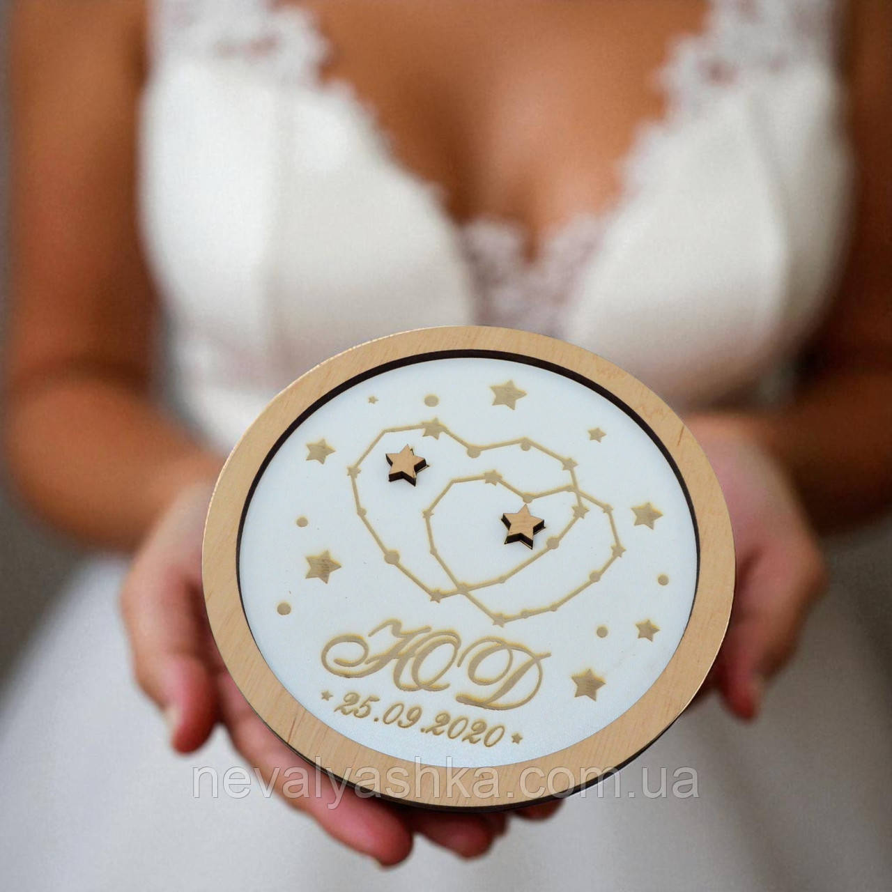 Весільна Підставка для Обручок з Ініціалами та Датою 13 см, Іменна Гравіювання Кругла Дерев'яна Основа для Каблучок на Весілля