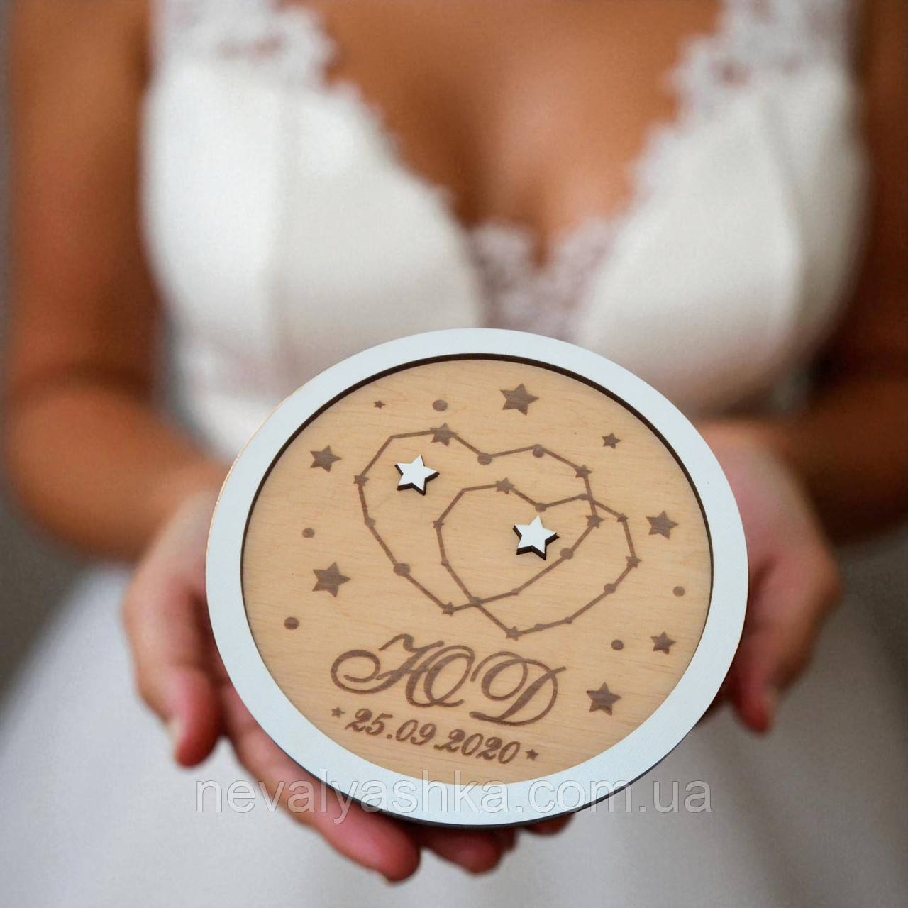 Весільна Підставка для Обручок з Ініціалами та Датою 13 см, Іменна Гравіювання Кругла Дерев'яна Основа для Каблучок на Весілля