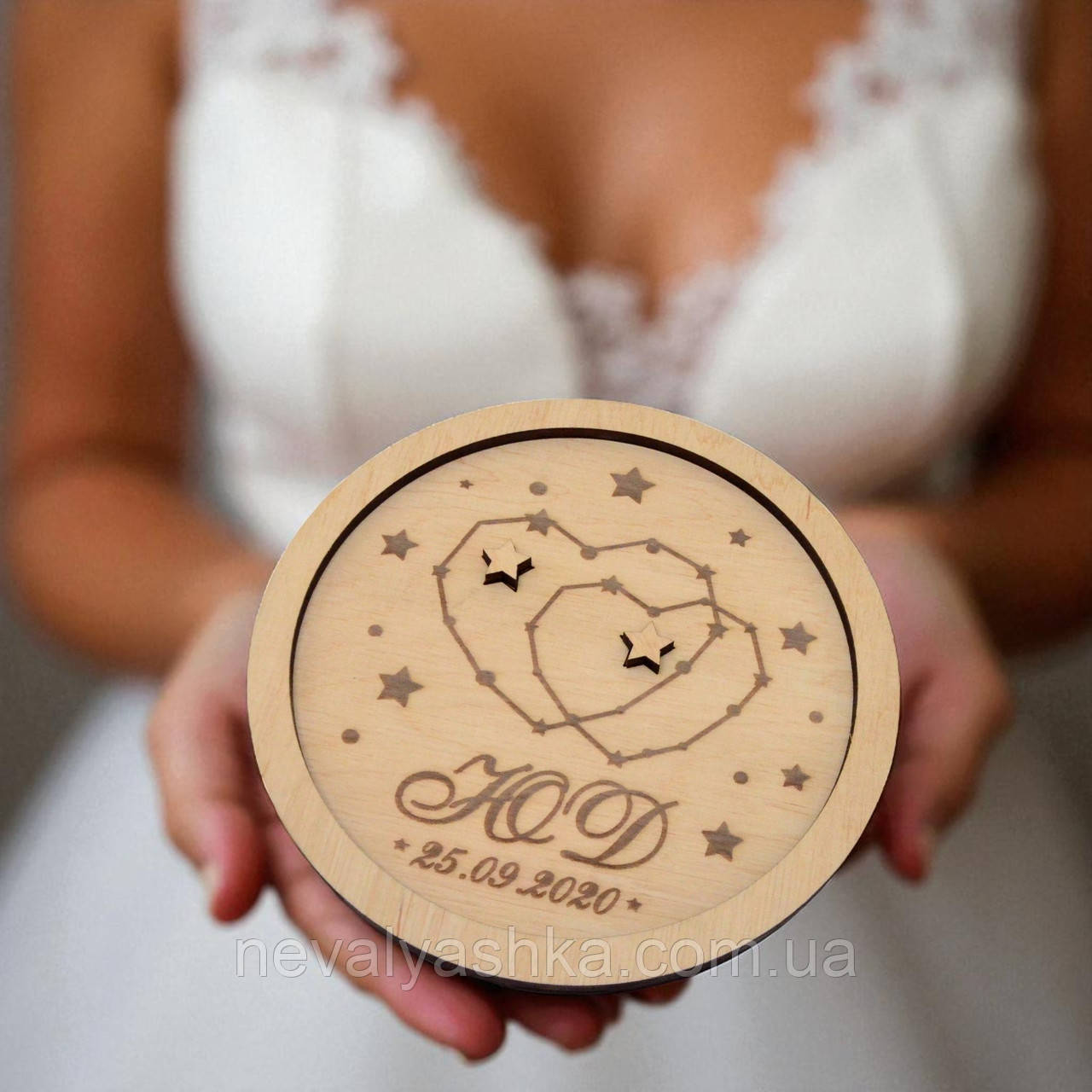Весільна Підставка для Обручок з Ініціалами та Датою 13 см, Іменна Гравіювання Кругла Дерев'яна Основа для Каблучок на Весілля