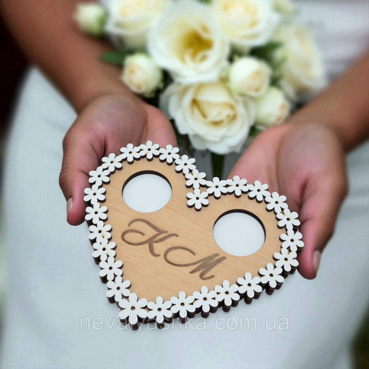 Весільна Підставка для Обручок з Ініціалами та Датою 13 см, Іменна Гравіювання Кругла Дерев'яна Основа для Каблучок на Весілля, фото 1