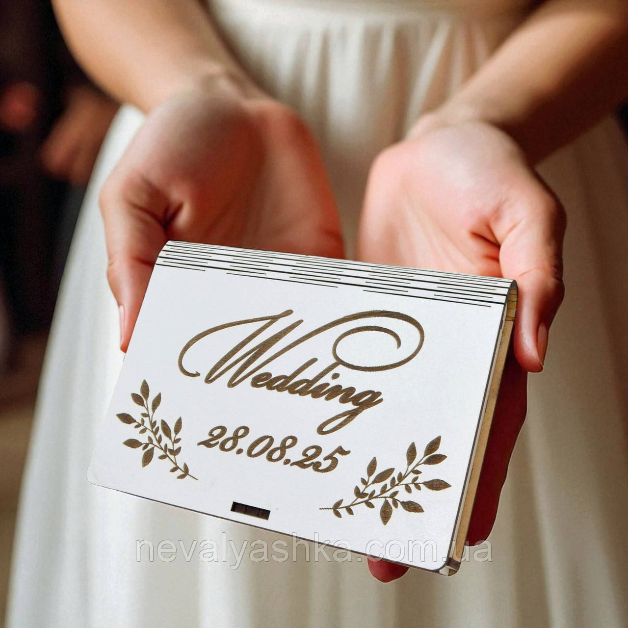 Весільна Підставка для Обручок з Ініціалами та Датою 14 см, Іменна з Гравіюванням Дерев'яна Коробочка для Каблучок на Весілля, фото 1