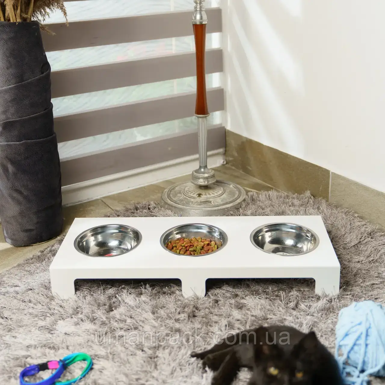 Столик з мисками для собак та кішок. 3 ємкості, Колір білий., фото 1