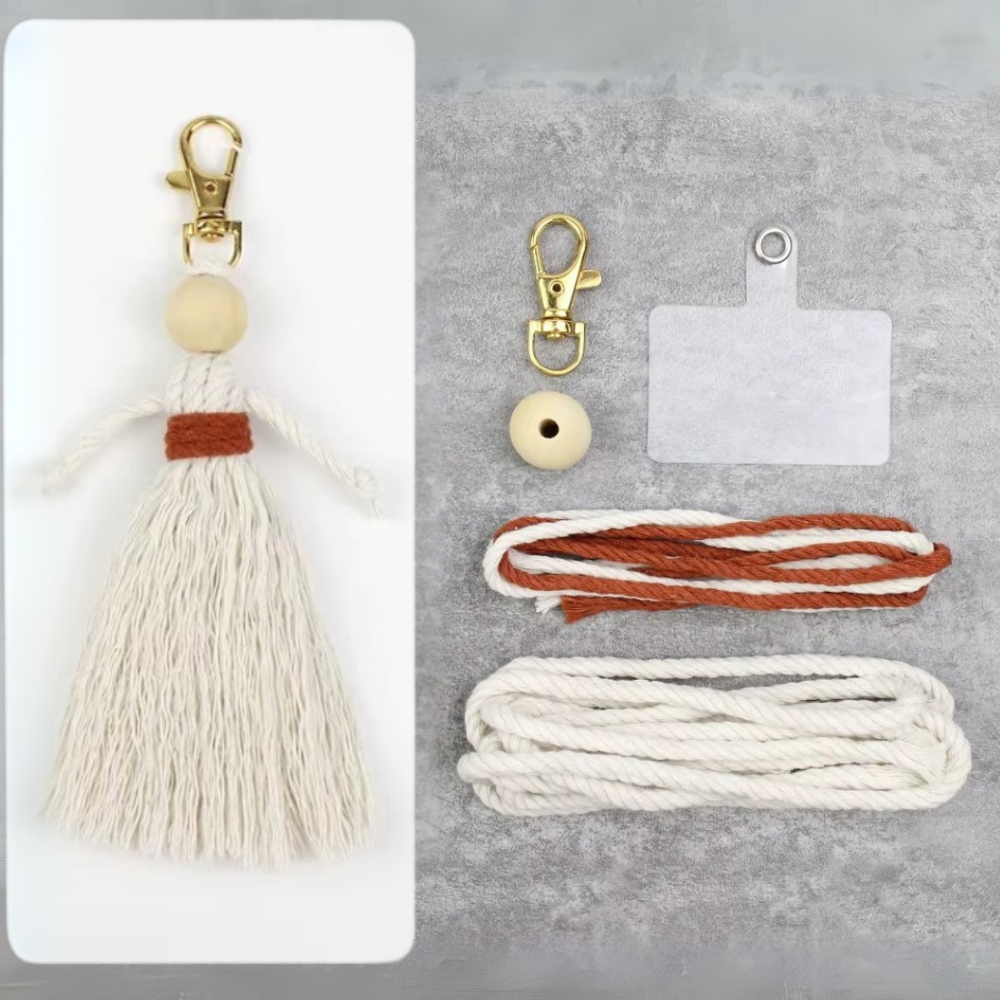 Набір макраме для в'язання та рукоділля брелока на сумку, для ключів та аксесуарів «Лялечка» білий з коричневим, фото 1