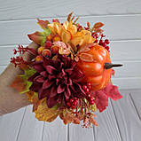 Осіння композиція з жовтогарячого гарбуза, гергінами та ягодами., фото 6