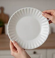Пластикова одноразова тарілка склоподібна Ø205 мм біла з полістиролу 10 штук стильний одноразовий посуд для свят та пікніків