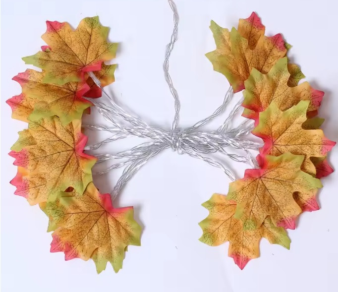 Світлодіодна гірлянда з кленовим листям на батарейках 6 м 40 led