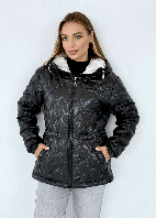 Стильна жіноча демісезонна чорна куртка стьобана зигзагами. Є великі розміри