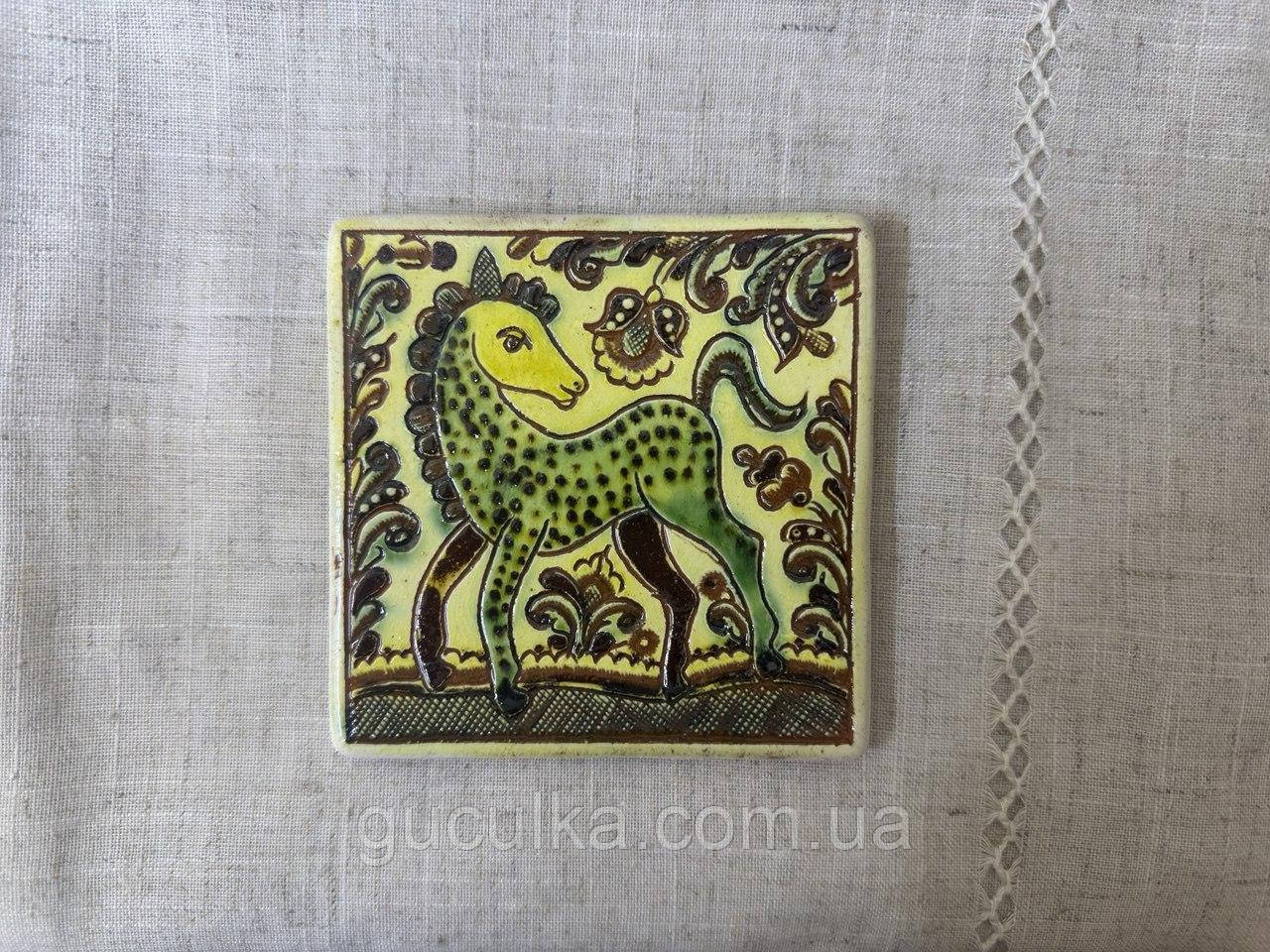 Плитка кахель сувенірний глиняний 10*10 см "Косівська кераміка" ручний розпис Коник, фото 1