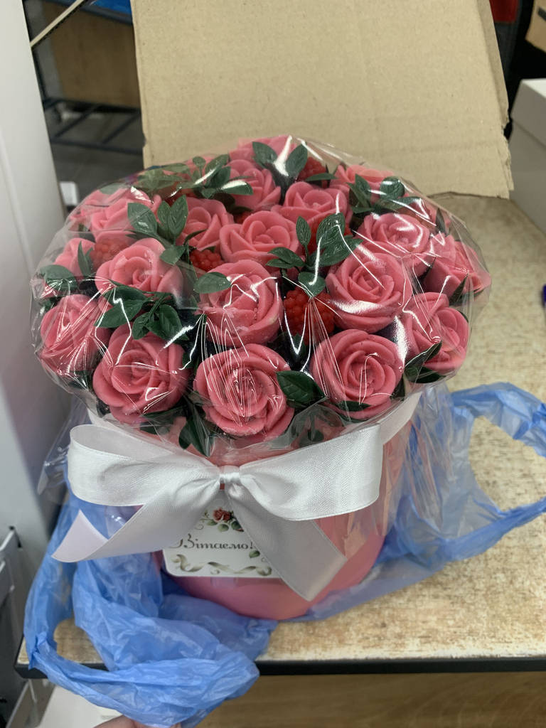 Букет із шоколадних троянд в капелюшній коробці - фото покупців 1