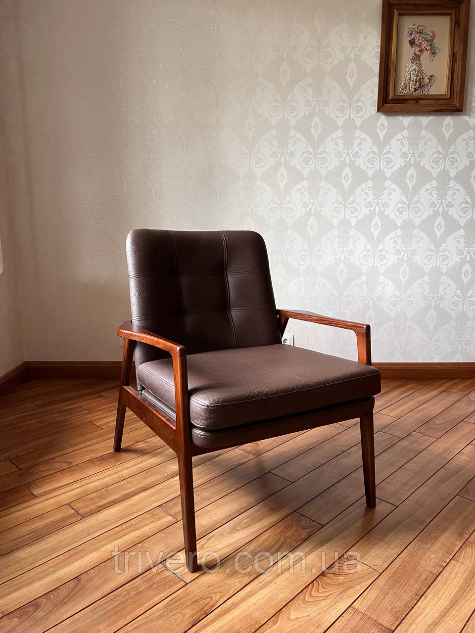 М'яке крісло з дерев'яними підлокітниками, фото 1