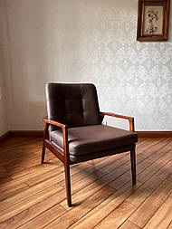 М'яке крісло з дерев'яними підлокітниками