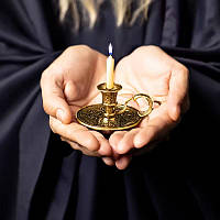 Латунний міні-підсвічник для маленьких свічок. Компактний, стійкий та зручний у використанні.