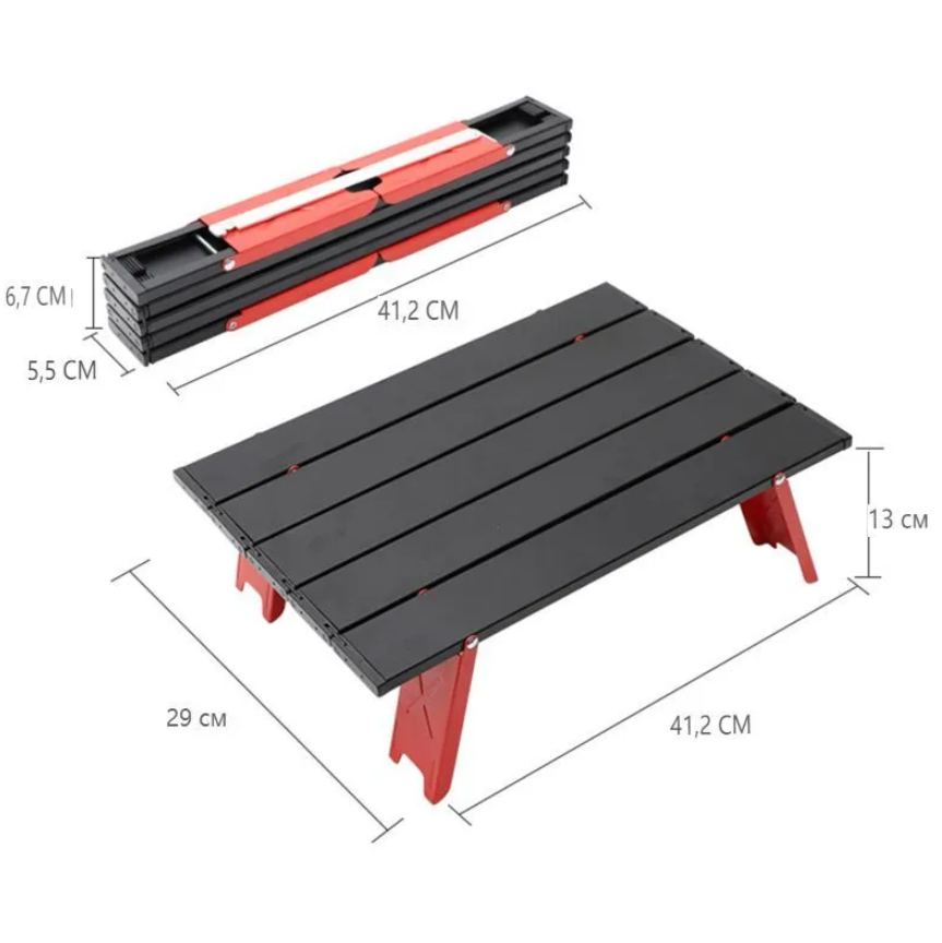 Складний алюмінієвий туристичний столик для кемпінгу у розкладеному вигляді, вигляд зверху, на фоні природи