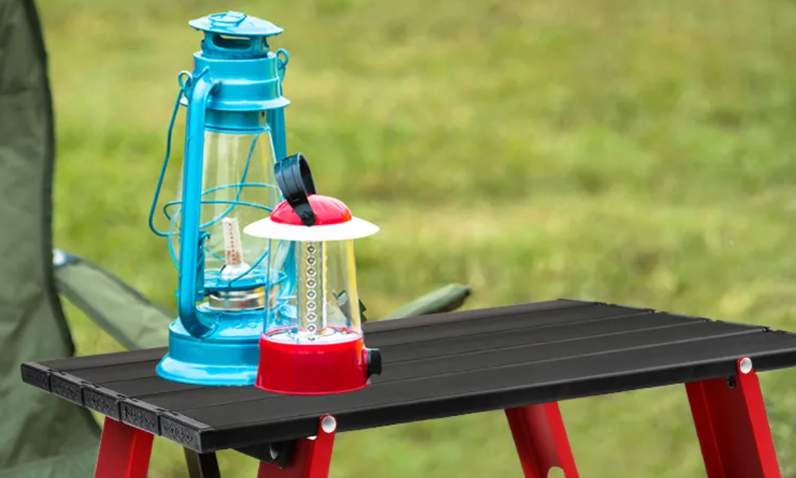 Маленький туристичний стіл з алюмінію, використовується на дачі для сніданку на свіжому повітрі, з чашкою кави.