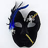 Карнавальна маска з пером та павуками 19х15.5см / Оксамитова маска на Хелловін / Косплей маска маскарадна, фото 3