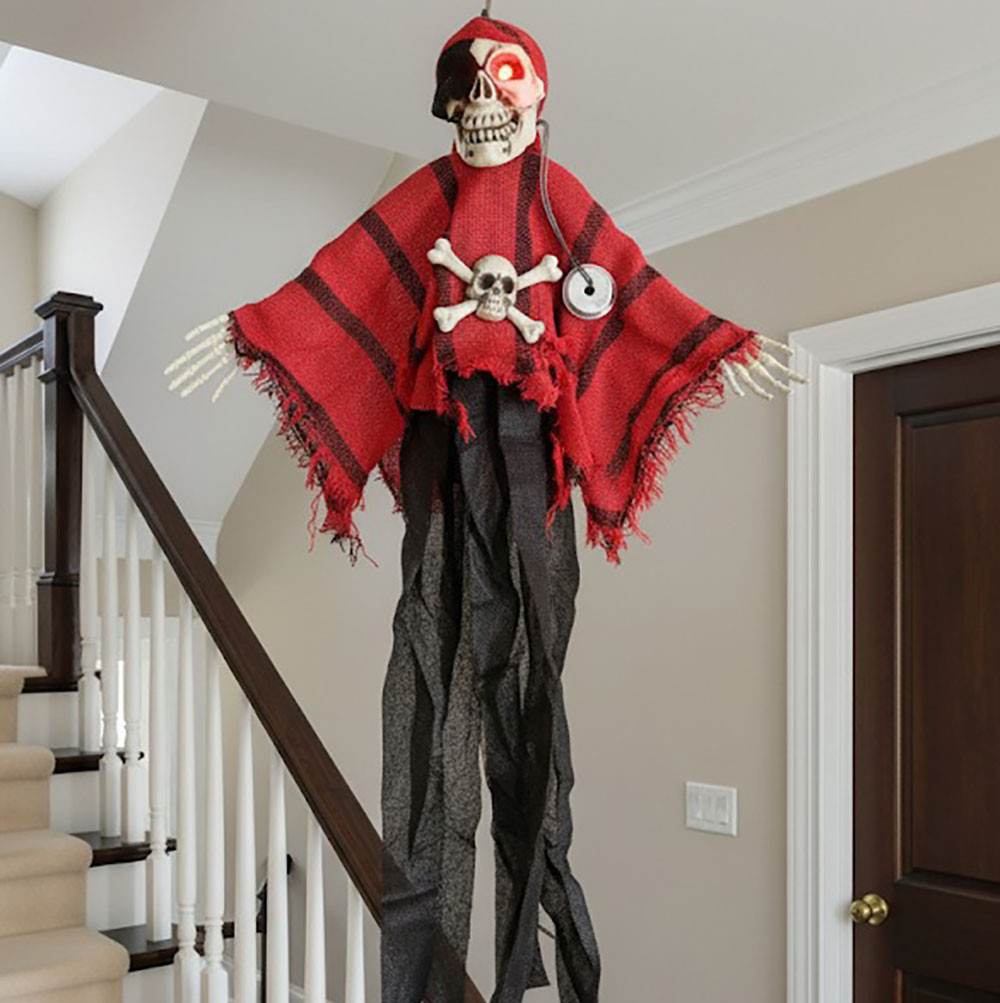 Підвісний декор Скелет Пірат з миготливими очима та зі звуком 55см / Пірат у костюмі / Декор на Хелловін, фото 1