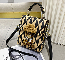 Маленька дитяча сумочка з ведмедиком, міні сумка для дівчаток з ведмедем Світла з чорними трикутниками