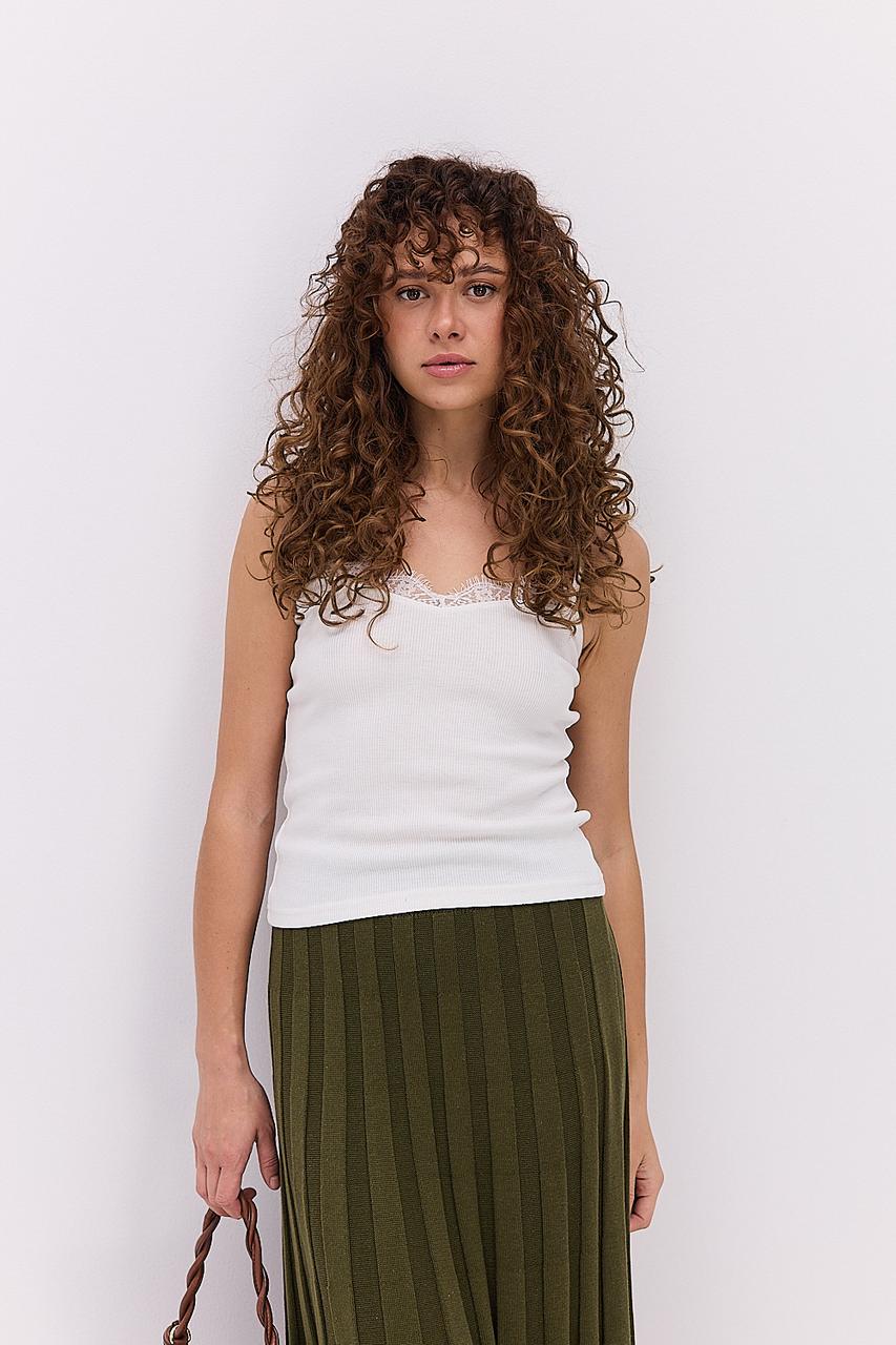 Жіноча майка з трикотажу в рубчик молочна з мереживом на декольте (S), фото 1