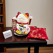 Кіт Манекі-Неко керамічний, статуетка на удачу з подушечкою, 23,5 см, живлення від мережі або батарейок, фото 3
