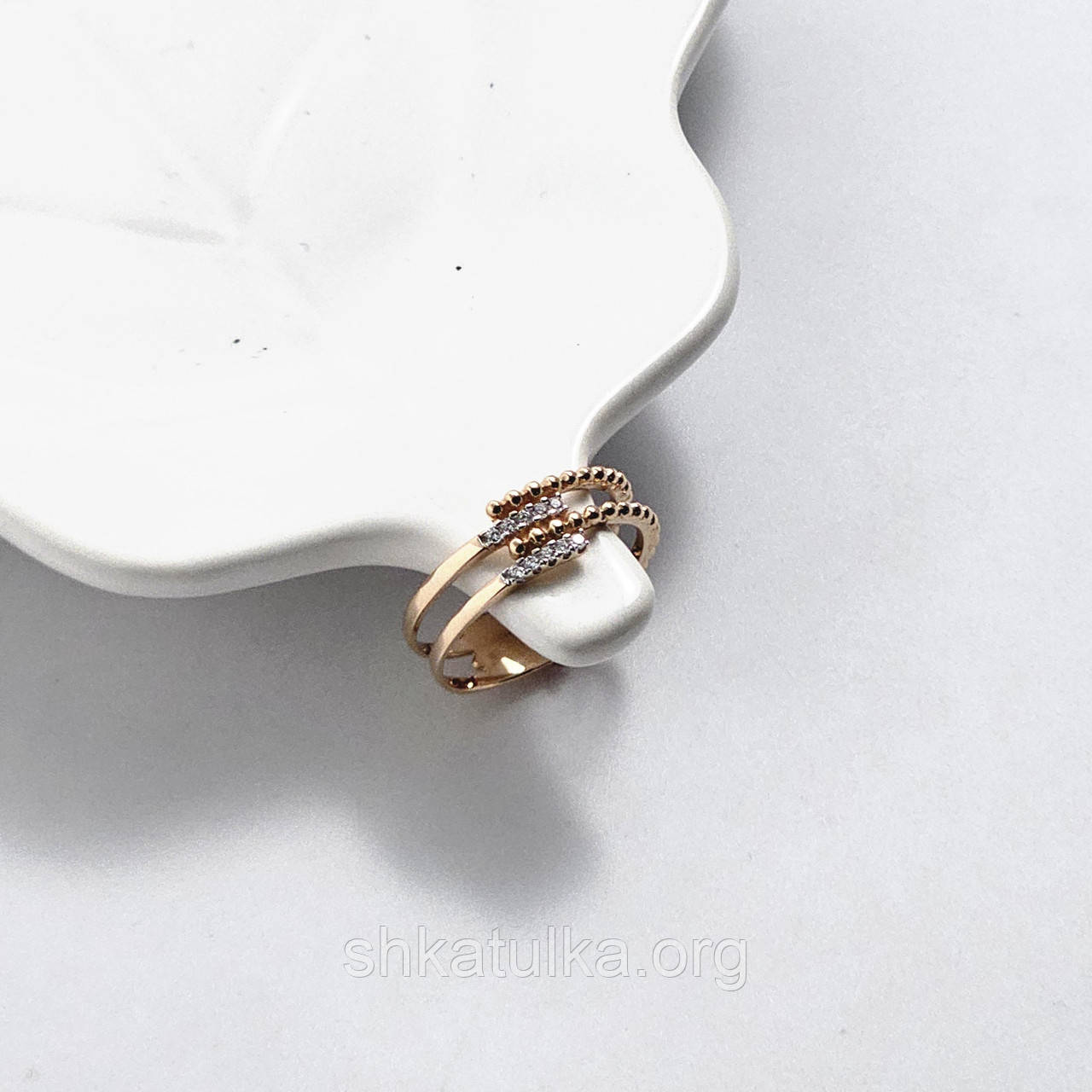 Каблучка золота жіноча подвійна з фіанітами і гладкими кульками 18.5