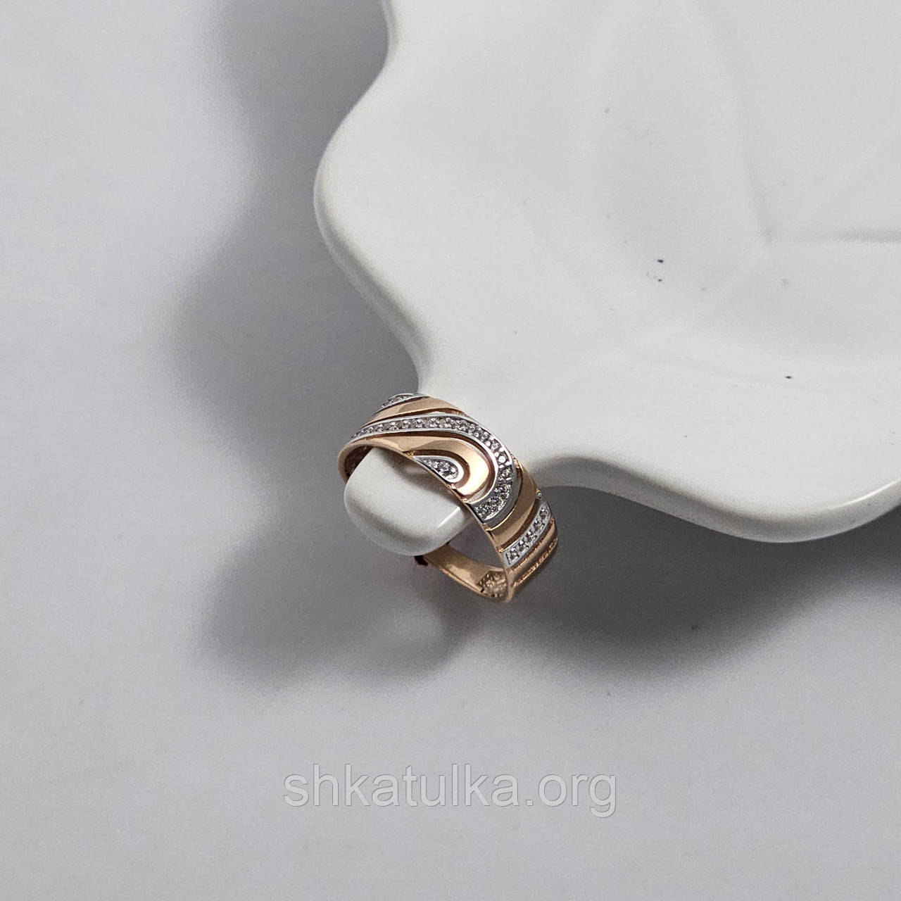 Каблучка золота жіноча з комбінованого золота з фіанітами хвиля 17.5