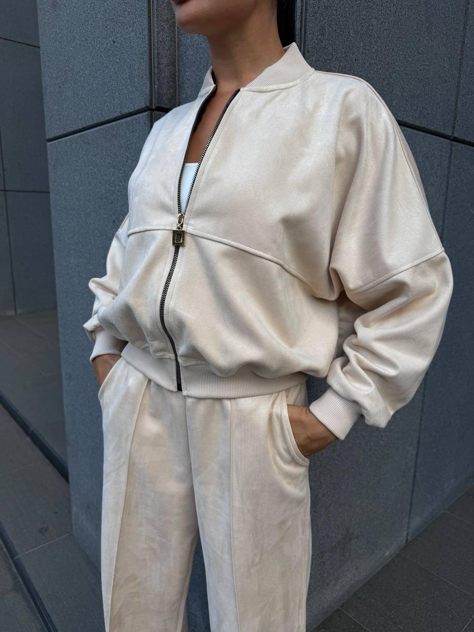 Бежевий жіночий базовий повсякденний замшевий костюм-двійка оверсайз: Широкі Штани та Кофта на блискавці, фото 1