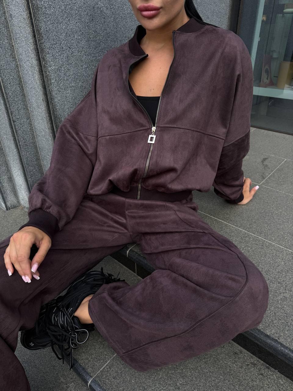 Коричневий жіночий базовий повсякденний замшевий костюм-двійка оверсайз: Широкі Штани та Кофта на блискавці, фото 1