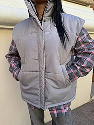 Сіра стильна жіноча утеплена жилетка безрукавка оверсайз з плащової тканини на синтепоні з кишенями