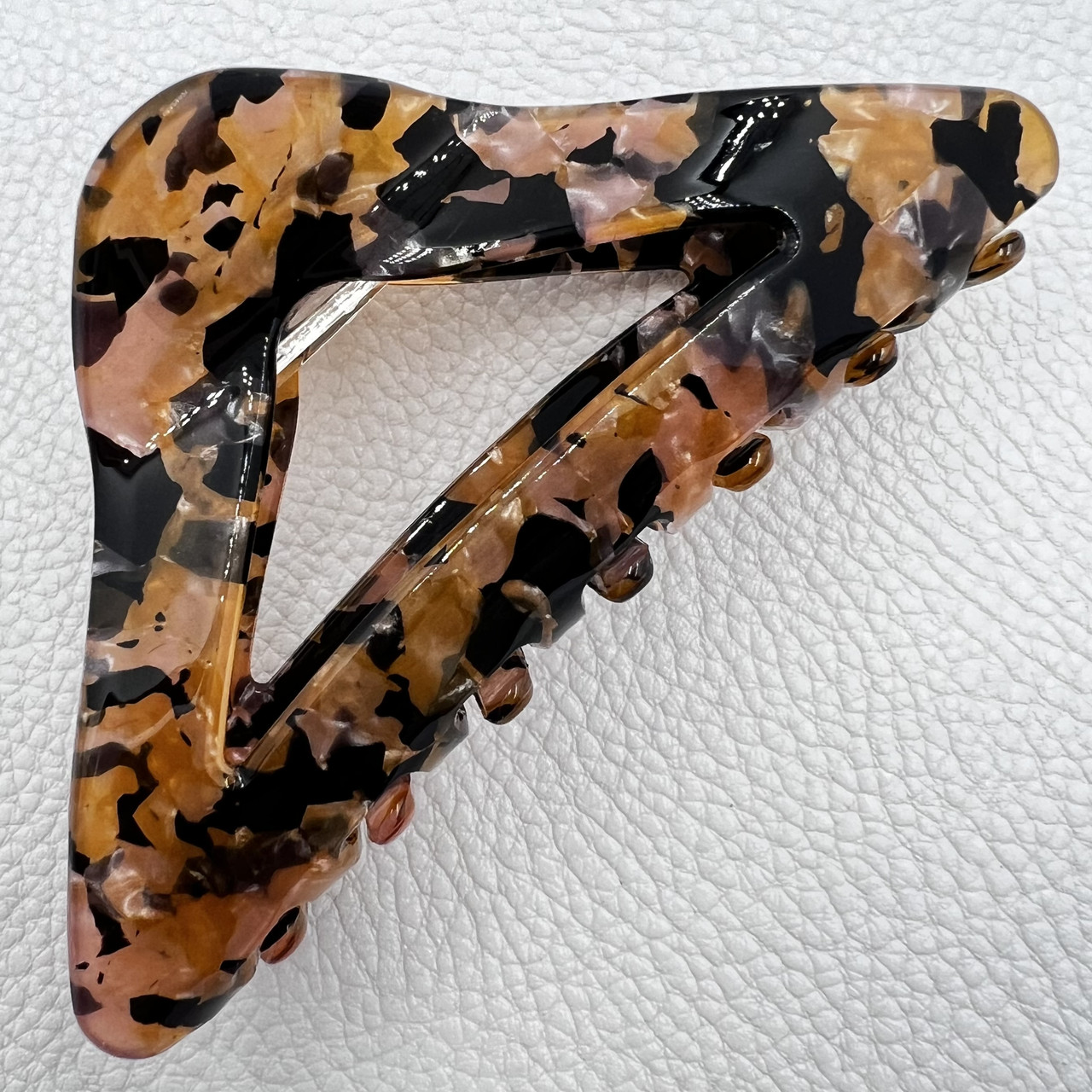 Краб для волосся акрил глянсовий трикутної форми різнобарвний із домішками довжина 5 см ширина 10 см