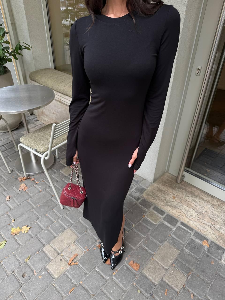 Чорна жіноча базова облягаюча еластична сукня міді по фігурі в стилі SKIMS з віскози з розрізом, фото 1