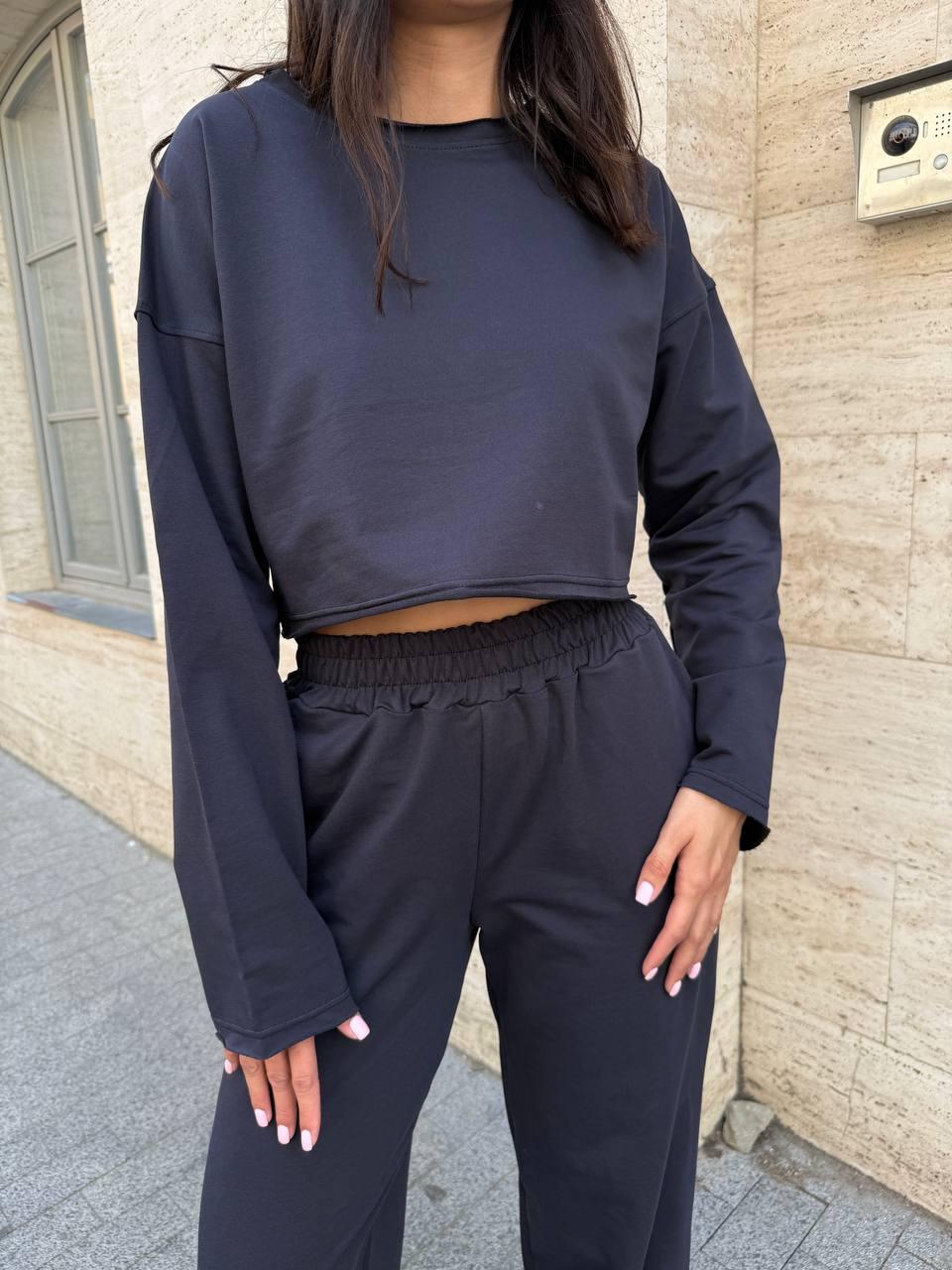 Графітовий жіночий базовий повсякденний костюм-двійка з турецької двонитки: кроп-світшот та прямі штани, фото 1