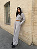 Сірий жіночий базовий повсякденний костюм-двійка з турецької двонитки: кроп-світшот та прямі штани, фото 3