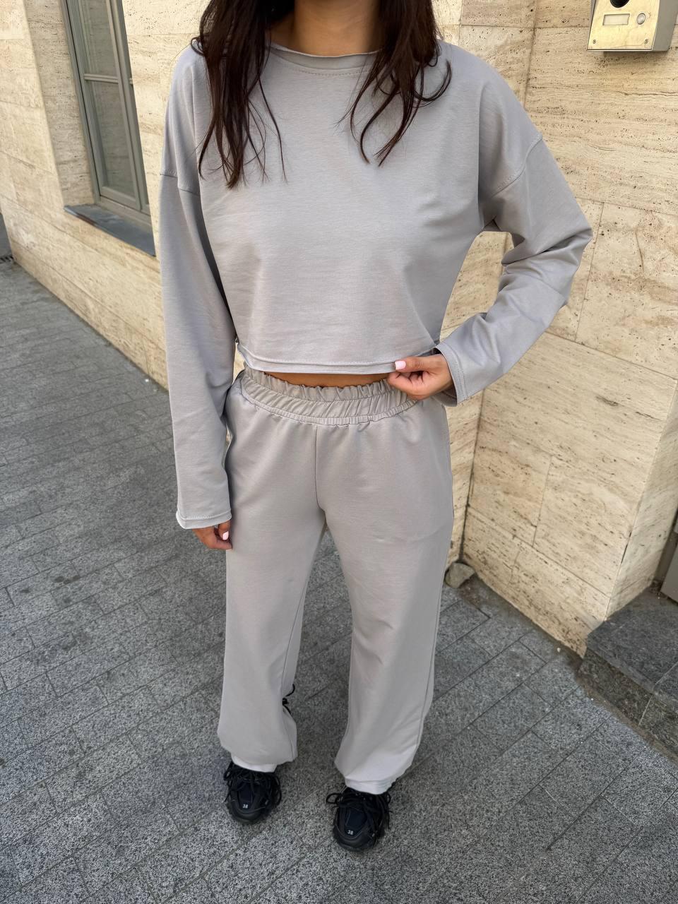 Сірий жіночий базовий повсякденний костюм-двійка з турецької двонитки: кроп-світшот та прямі штани, фото 1