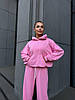 Рожевий жіночий базовий повсякденний костюм-двійка оверсайз із щільної петлі: об'ємне Худі та прямі Штани, фото 5