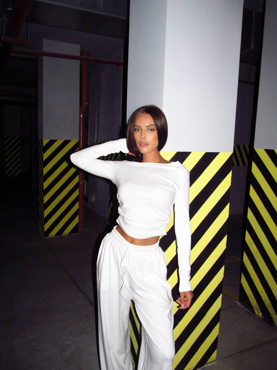 Білий жіночий базовий жіночий костюм-двійка з м'якого трикотажу Пума: Жіночий лонгслів та вільні Штани, фото 1