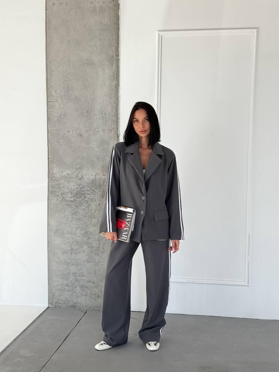 Стильний жіночий костюм брючний з піджаком і лампасами, фото 1