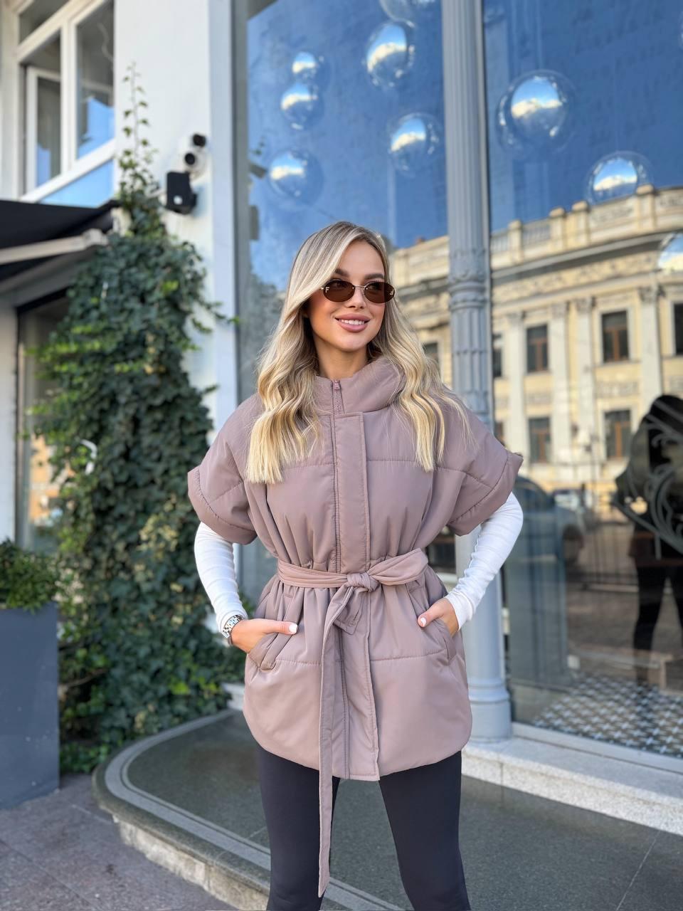 Жіночий стьобаний жилет з капюшоном та поясом, фото 1