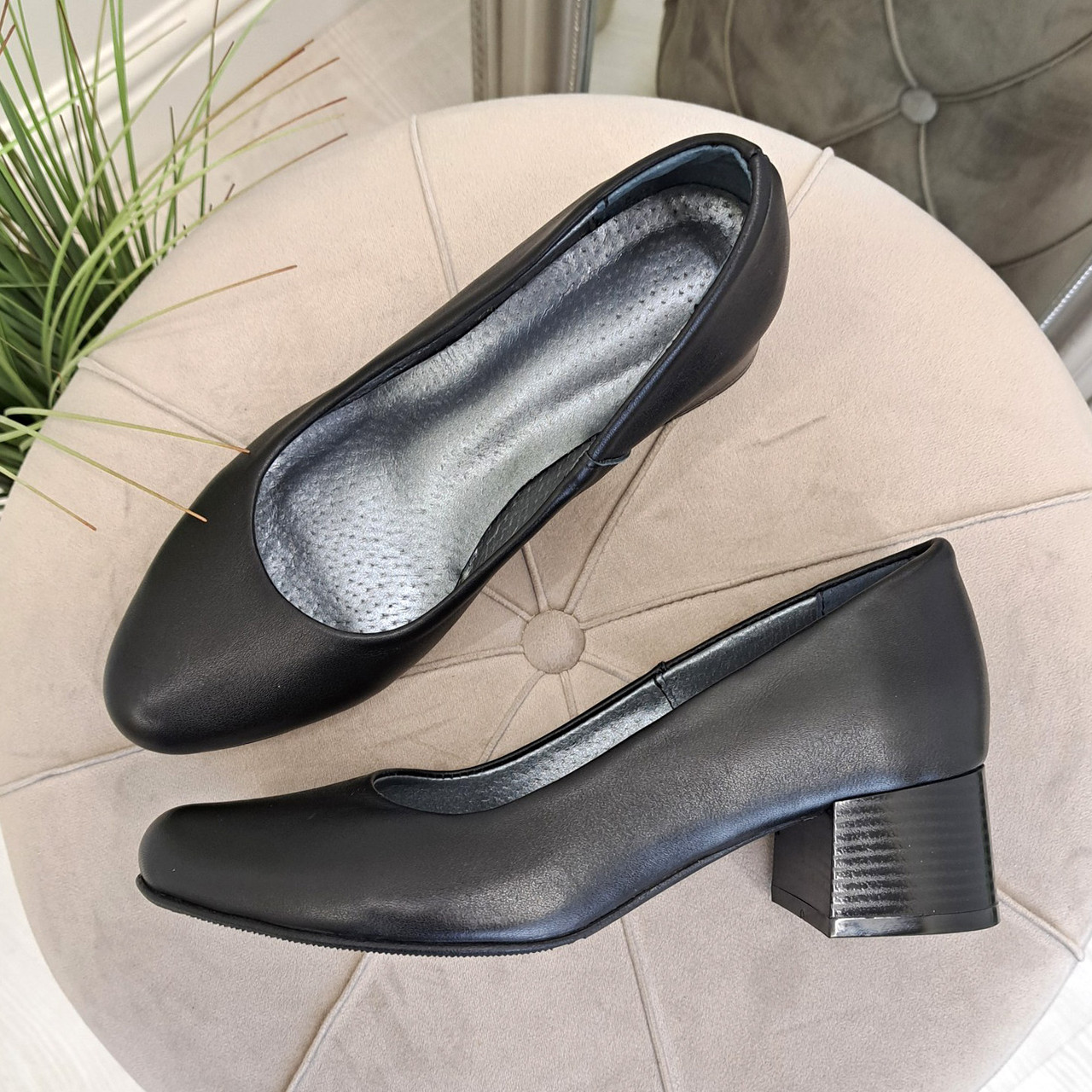 Туфлі жіночі шкіряні на маленькому підборі. Колір чорний, фото 1