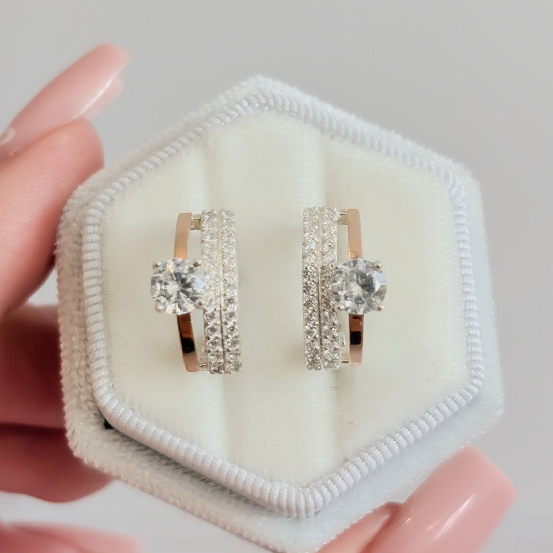 Срібні сережки класичної форми з золотом і камінчиками цирконію "Симфонія", фото 1