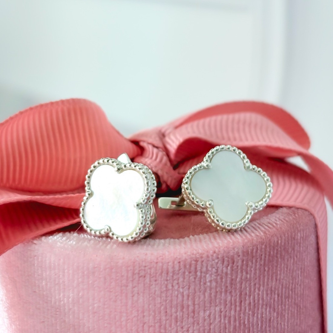 Сережки-конюшинки зі срібла з білим перламутром "Поклик" - англійська застібка, 14 мм, фото 1